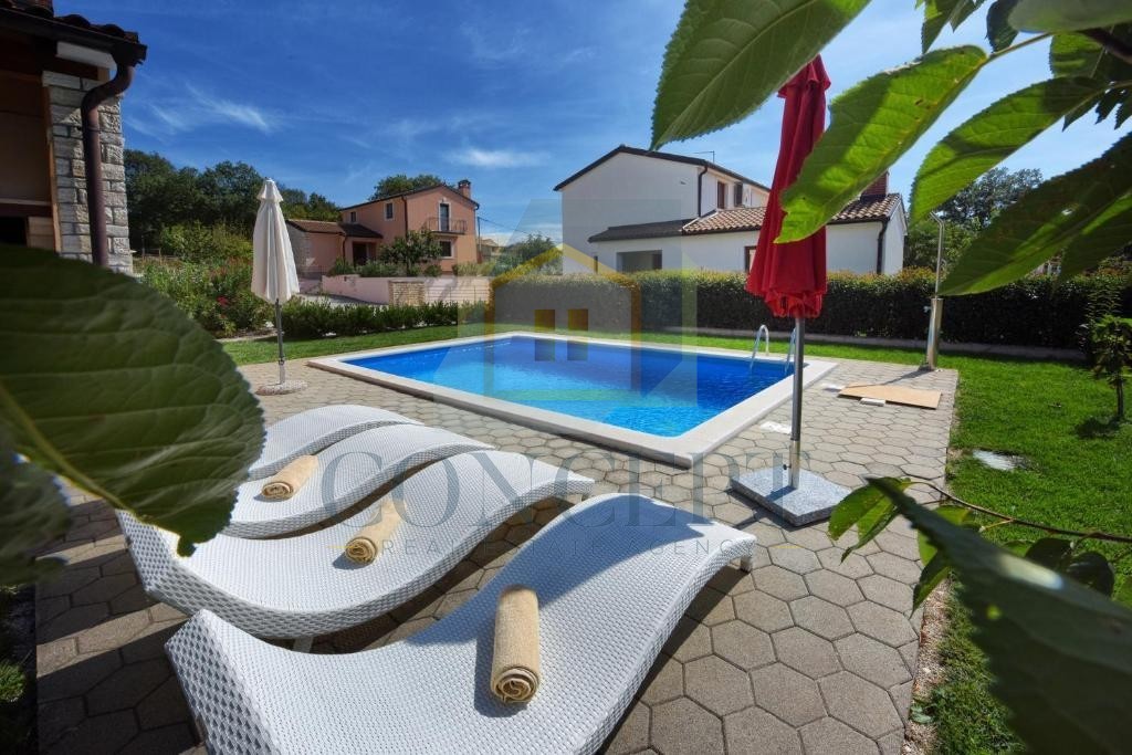 Poreč, okolica, Samostoječa hiša s bazenom na mirni lokaciji, 19 km od morja