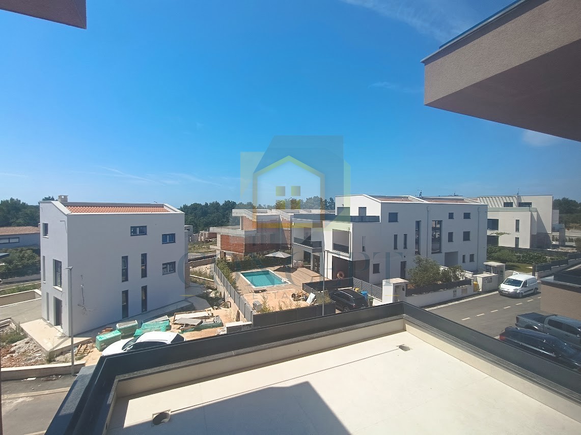 Poreč, okolica, Luksuzno stanovanje v 2. nadstropju novogradnje, 1300 m od morja