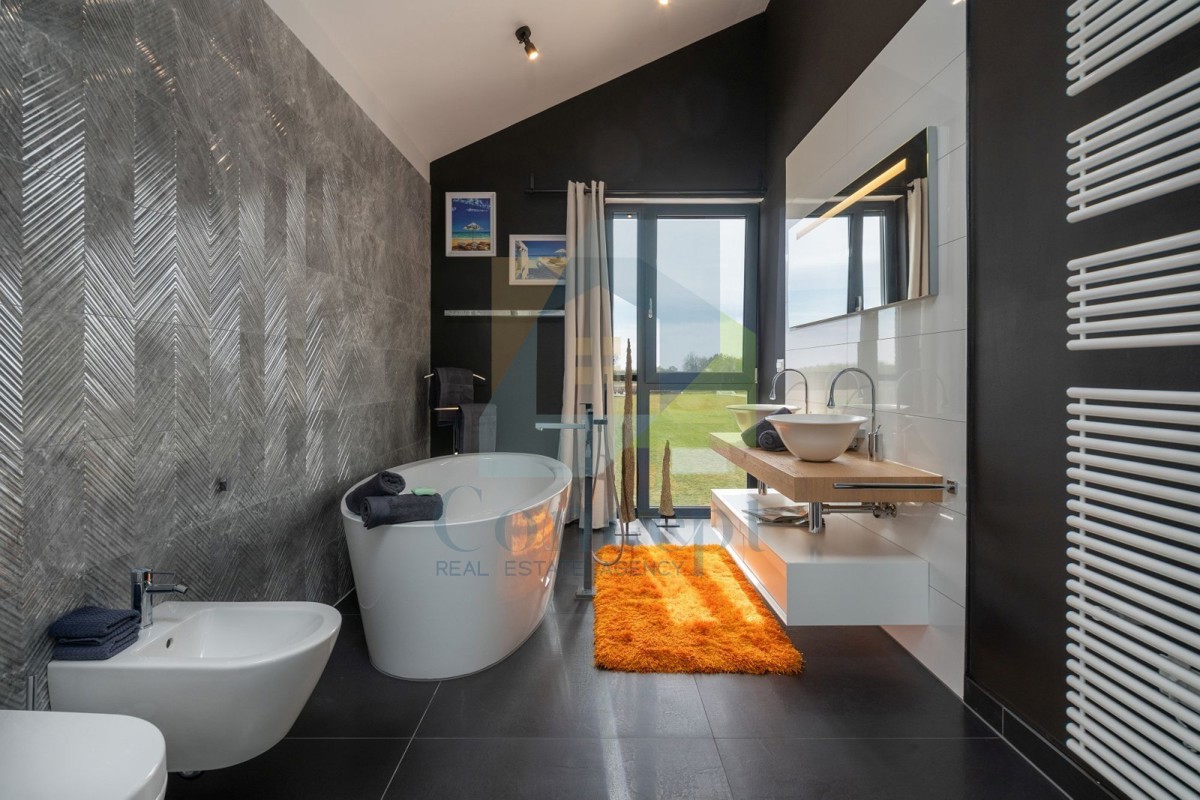 Poreč, okolica, Moderna vila s 6 spavačimi sobami na 6271 m2 zemljišča