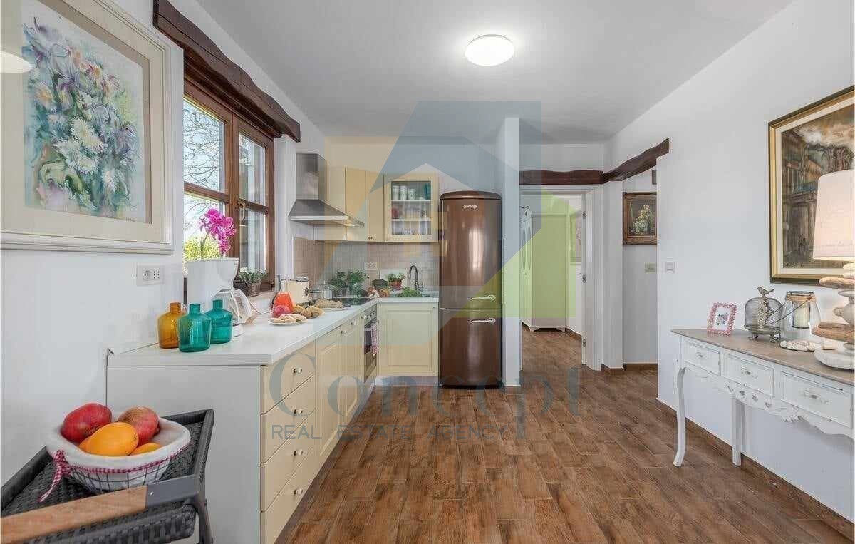 Poreč, okolica, Hiša s bazenom na čudoviti lokaciji, 17 km od morja