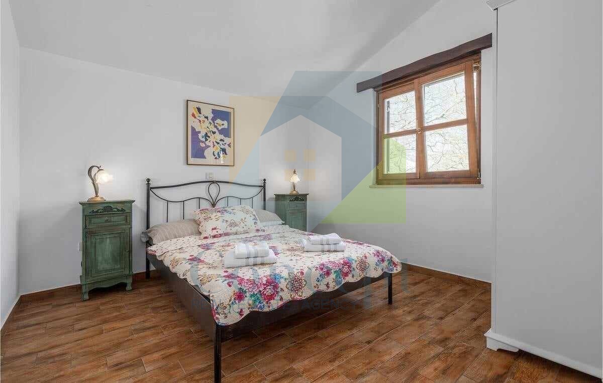 Poreč, okolica, Hiša s bazenom na čudoviti lokaciji, 17 km od morja