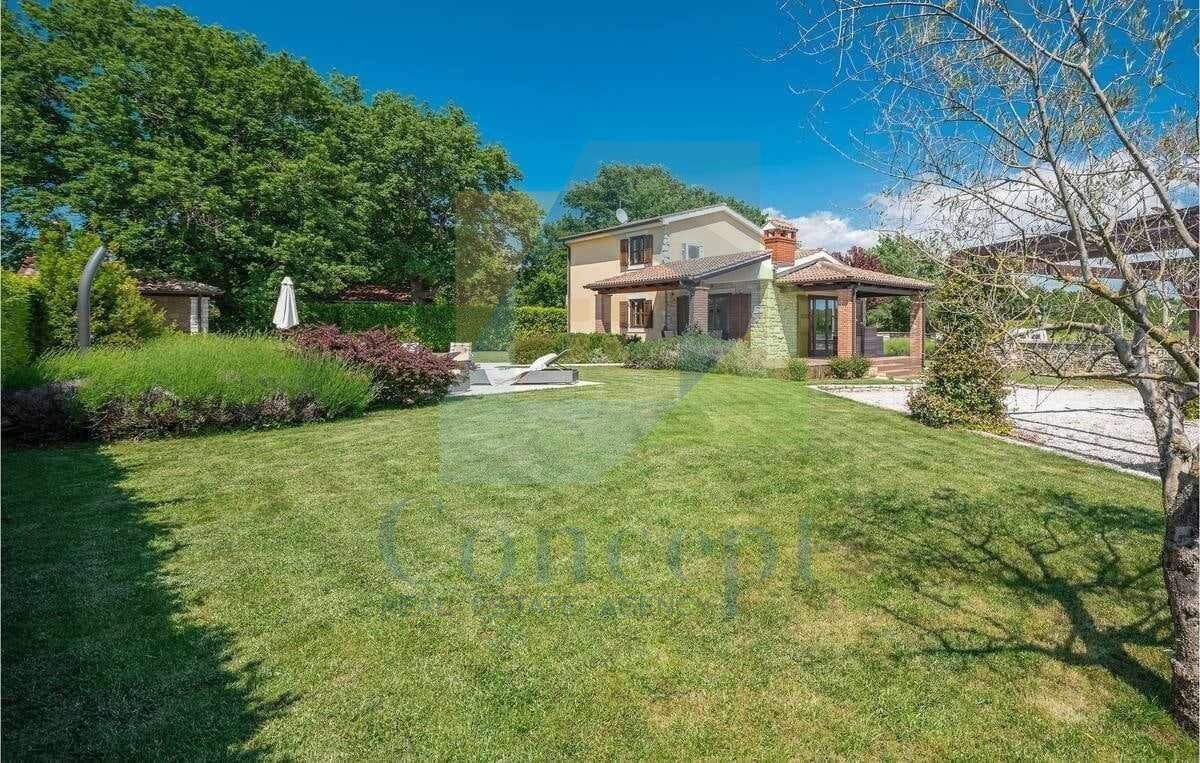 Poreč, okolica, Hiša s bazenom na čudoviti lokaciji, 17 km od morja