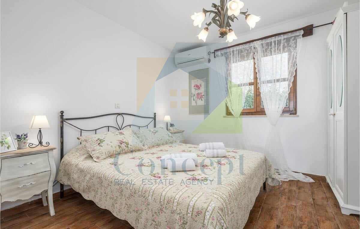 Poreč, okolica, Hiša s bazenom na čudoviti lokaciji, 17 km od morja