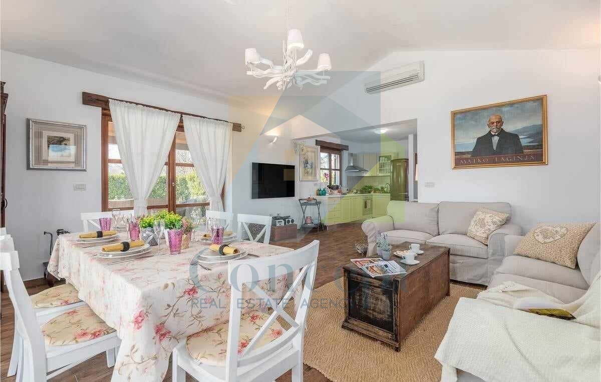 Poreč, okolica, Hiša s bazenom na čudoviti lokaciji, 17 km od morja