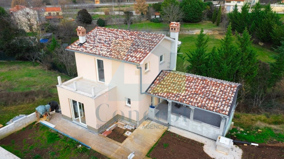 Poreč, okolica, Samostojeća hiša z veliko parcelo