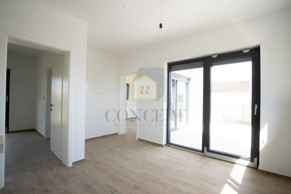 Poreč, okolica, Moderna dvojna kuća s bazenom, 10 km od morja