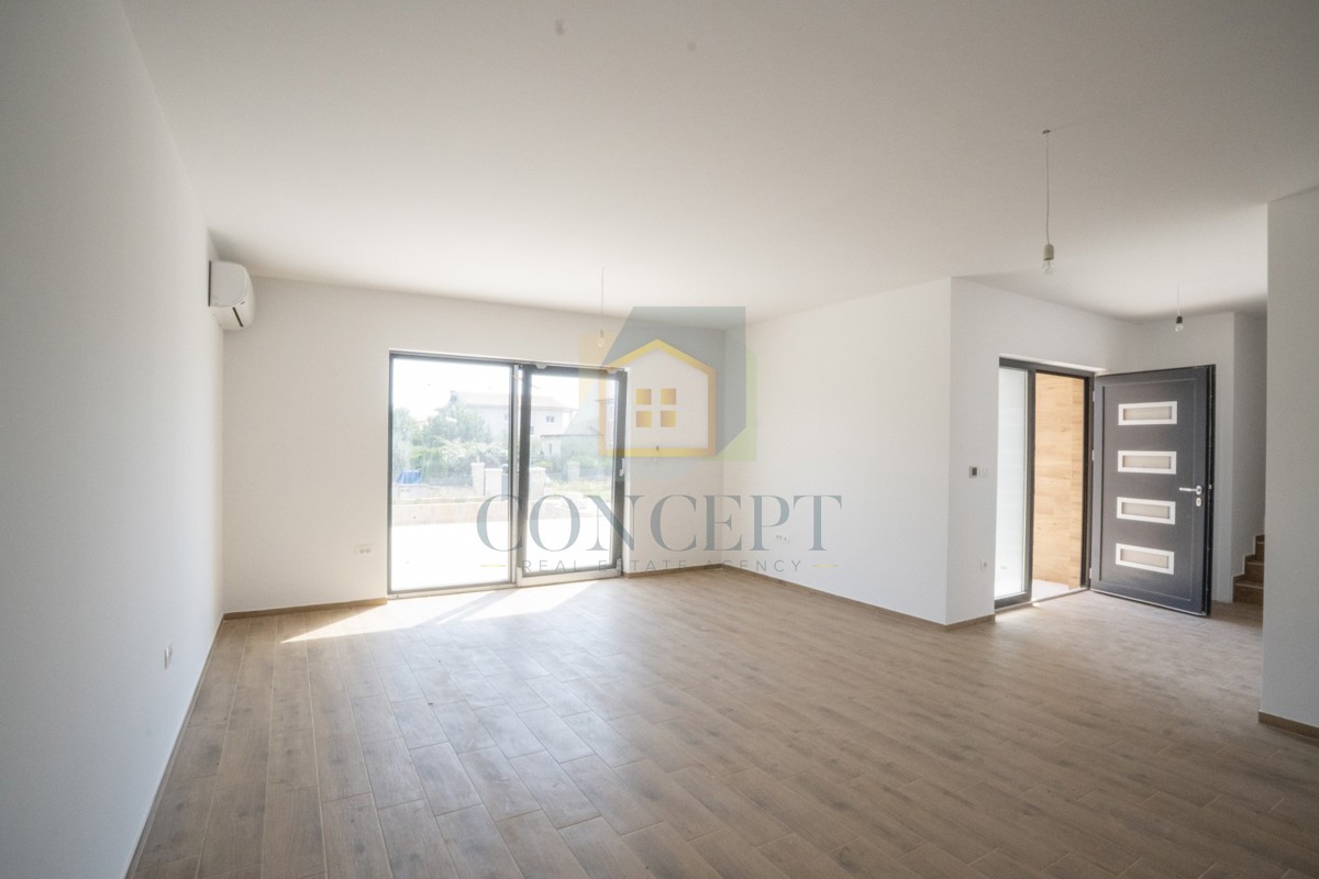 Poreč, okolica, Moderna dvojna kuća s bazenom, 10 km od morja