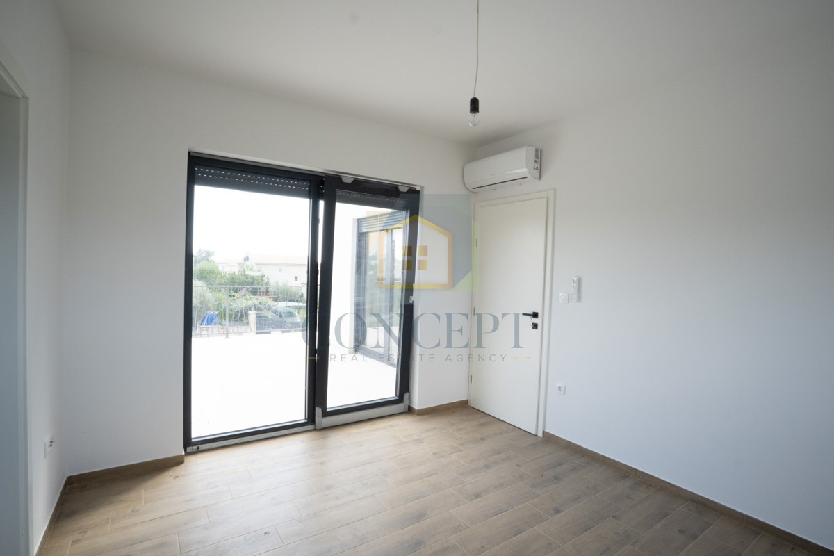 Poreč, okolica, Moderna dvojna kuća s bazenom, 10 km od morja