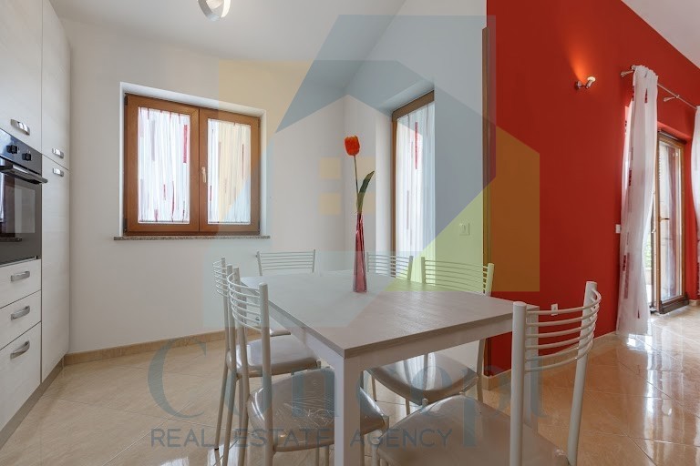 Poreč, okolica, Samostojeća prizemnica s bazenom, 10 km od morja