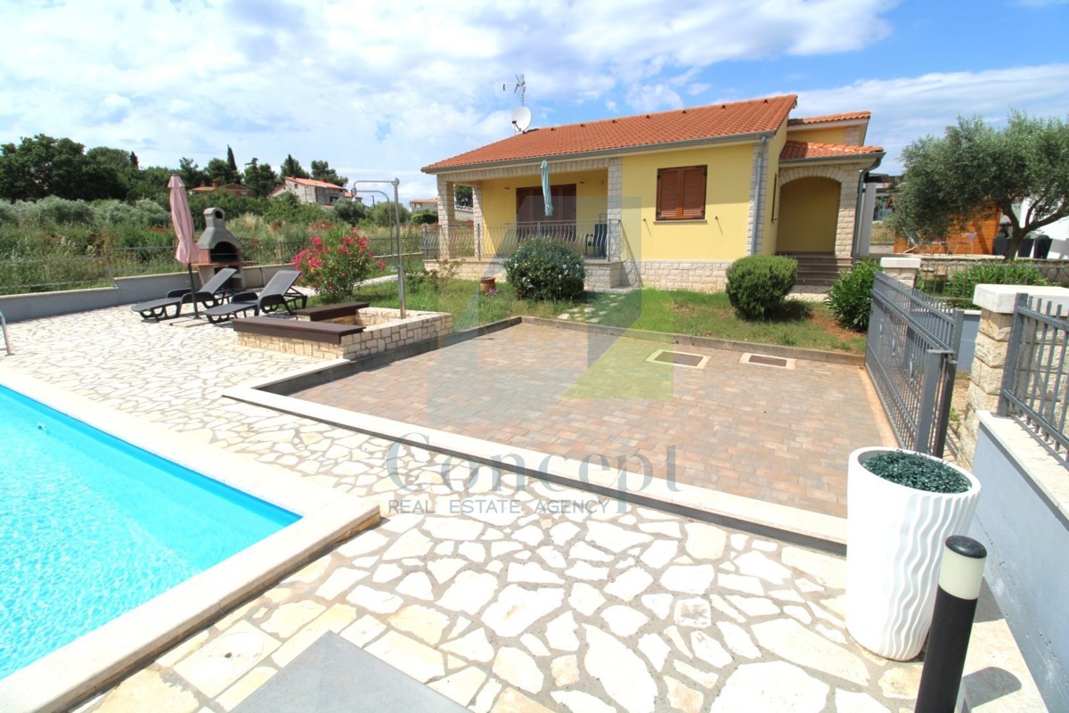 Poreč, okolica, Samostojeća prizemnica s bazenom, 10 km od morja