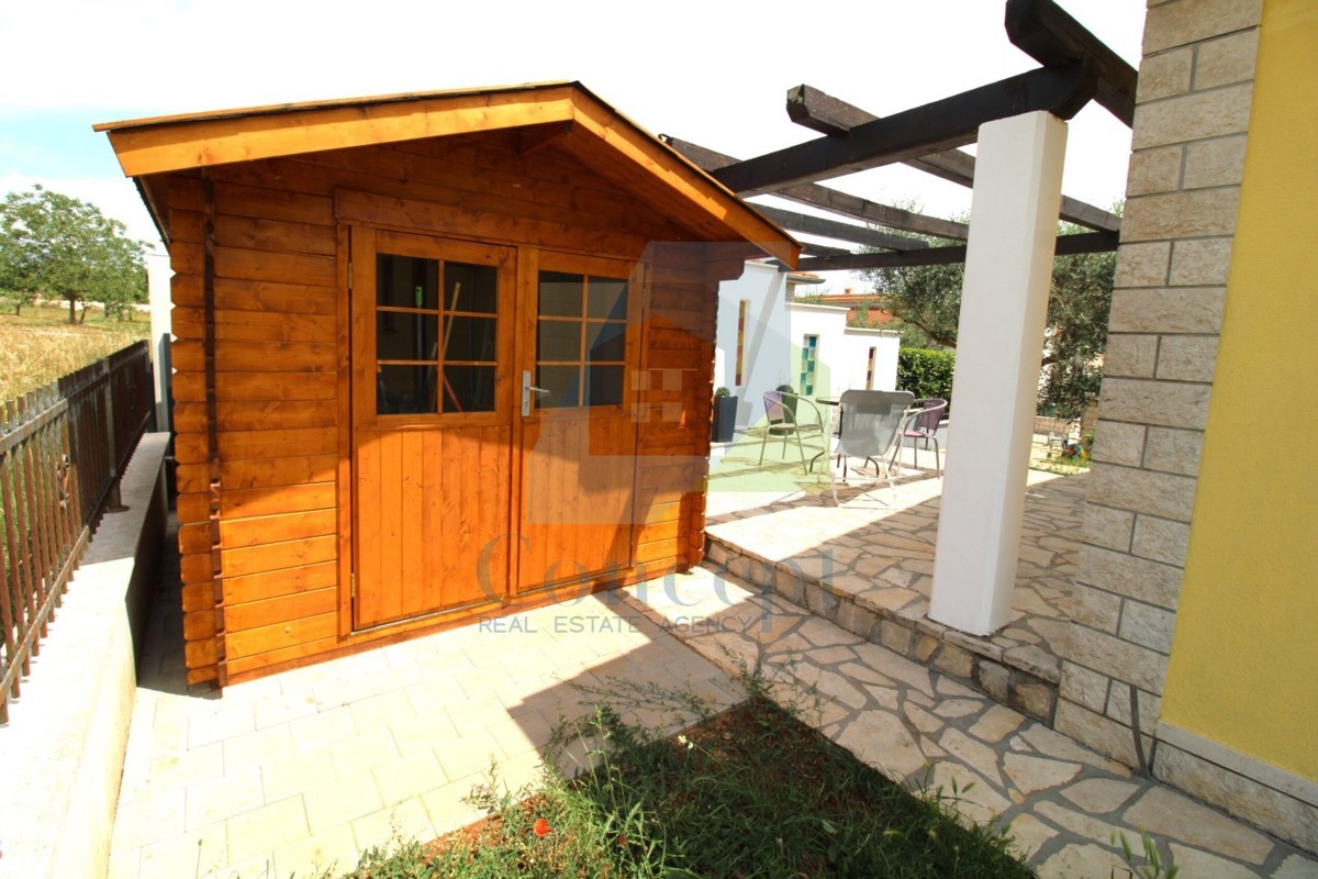 Poreč, okolica, Samostojeća prizemnica s bazenom, 10 km od morja