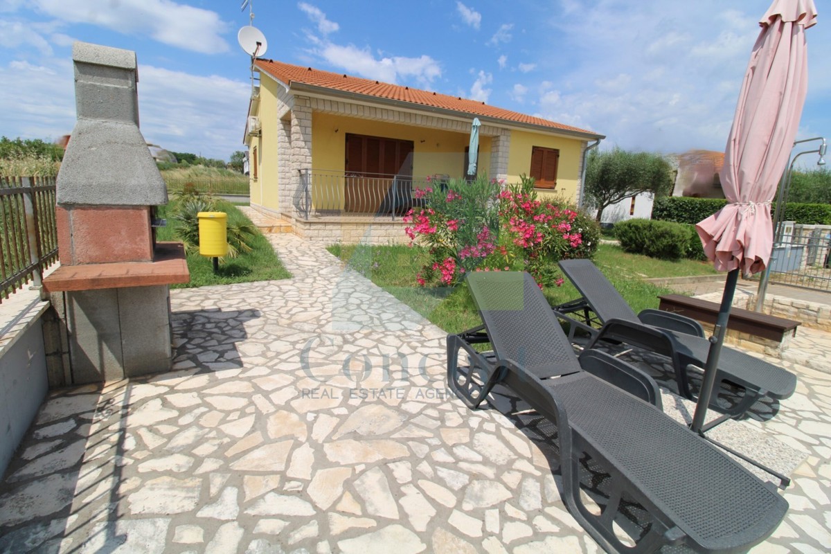 Poreč, okolica, Samostojeća prizemnica s bazenom, 10 km od morja