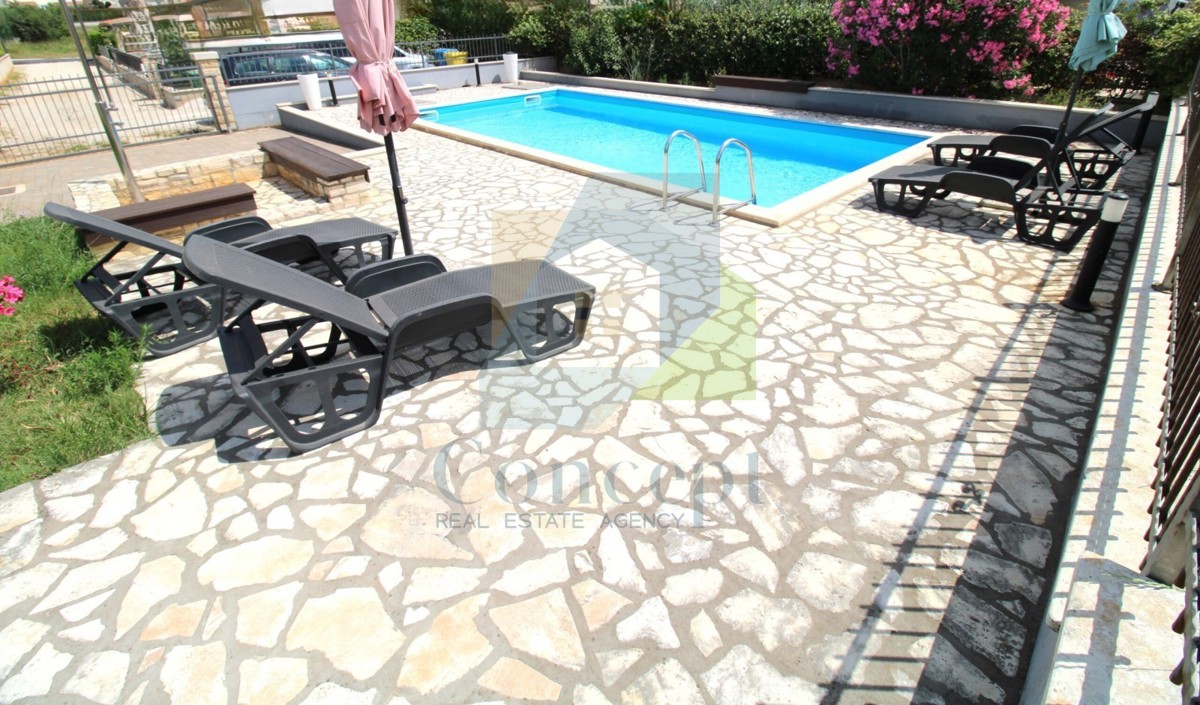 Poreč, okolica, Samostojeća prizemnica s bazenom, 10 km od morja