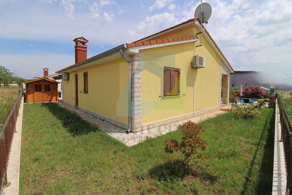 Poreč, okolica, Samostojeća prizemnica s bazenom, 10 km od morja