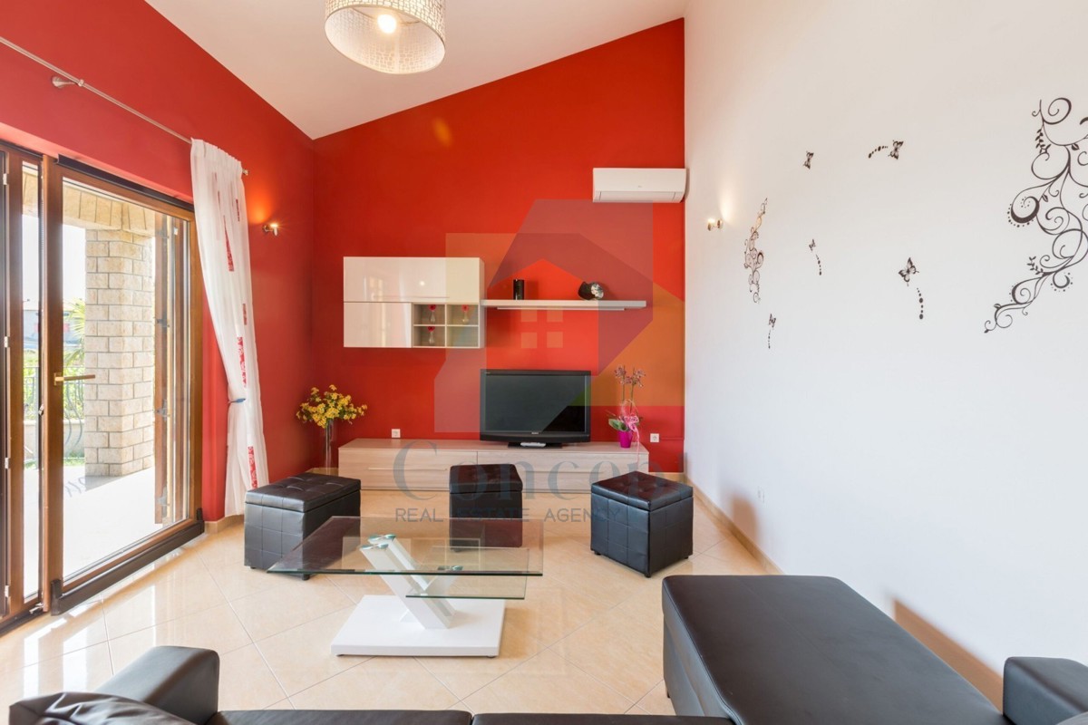 Poreč, okolica, Samostojeća prizemnica s bazenom, 10 km od morja