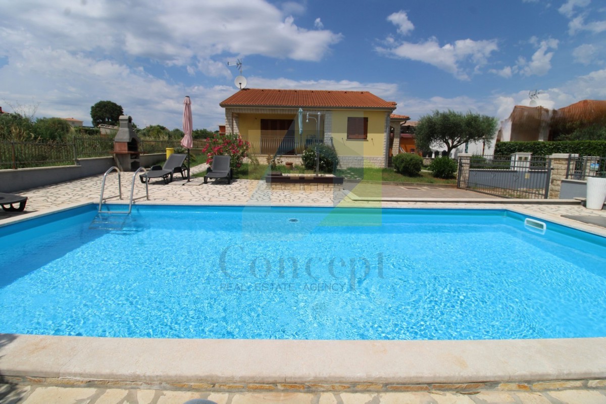 Poreč, okolica, Samostojeća prizemnica s bazenom, 10 km od morja