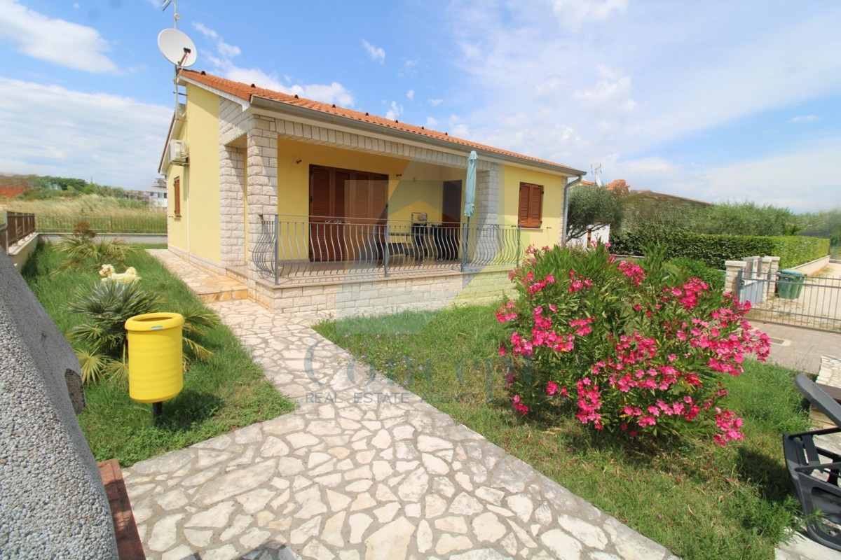 Poreč, okolica, Samostojeća prizemnica s bazenom, 10 km od morja