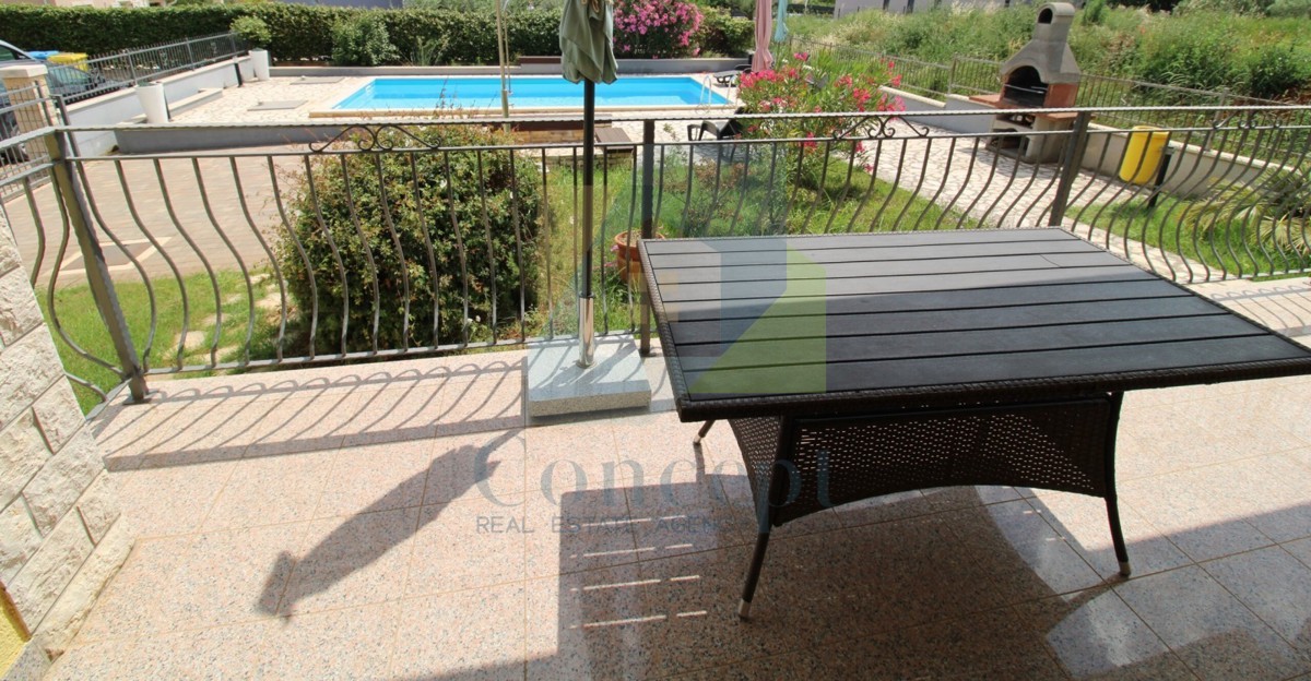 Poreč, okolica, Samostojeća prizemnica s bazenom, 10 km od morja