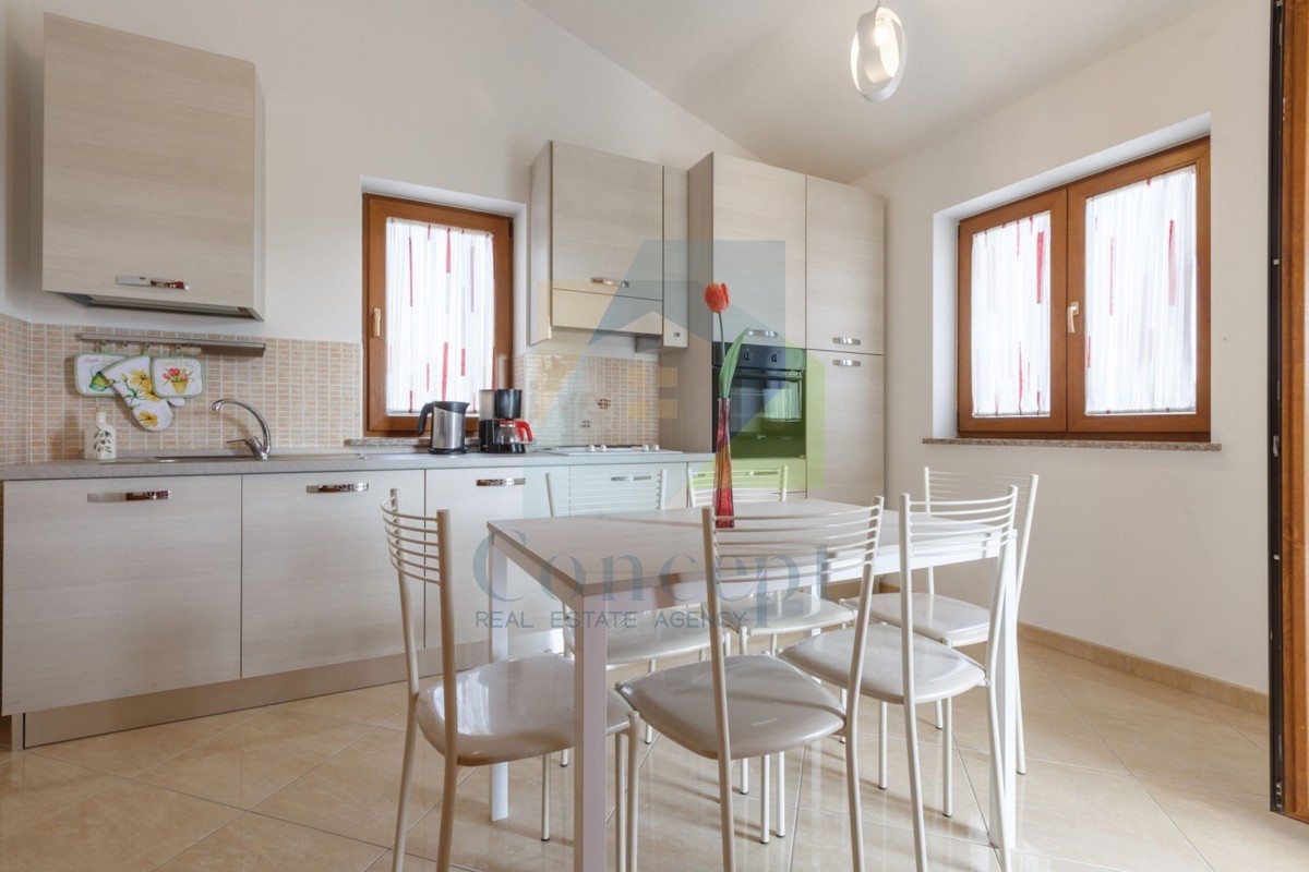 Poreč, okolica, Samostojeća prizemnica s bazenom, 10 km od morja