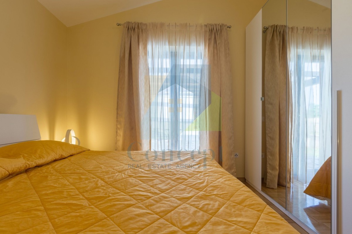 Poreč, okolica, Samostojeća prizemnica s bazenom, 10 km od morja