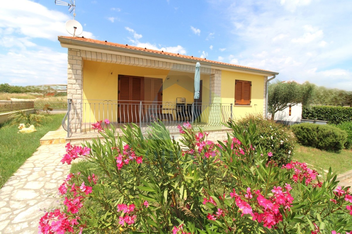 Poreč, okolica, Samostojeća prizemnica s bazenom, 10 km od morja