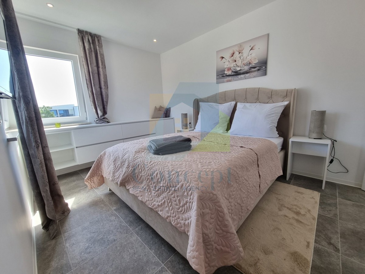 Rovinj, Kanfanar, Dve etažirane moderne, luksuzne hiše na odlični lokaciji, 8 km od morja