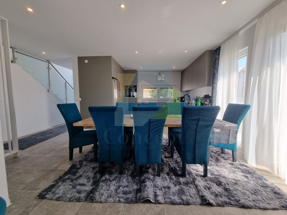 Rovinj, Kanfanar, Dve etažirane moderne, luksuzne hiše na odlični lokaciji, 8 km od morja