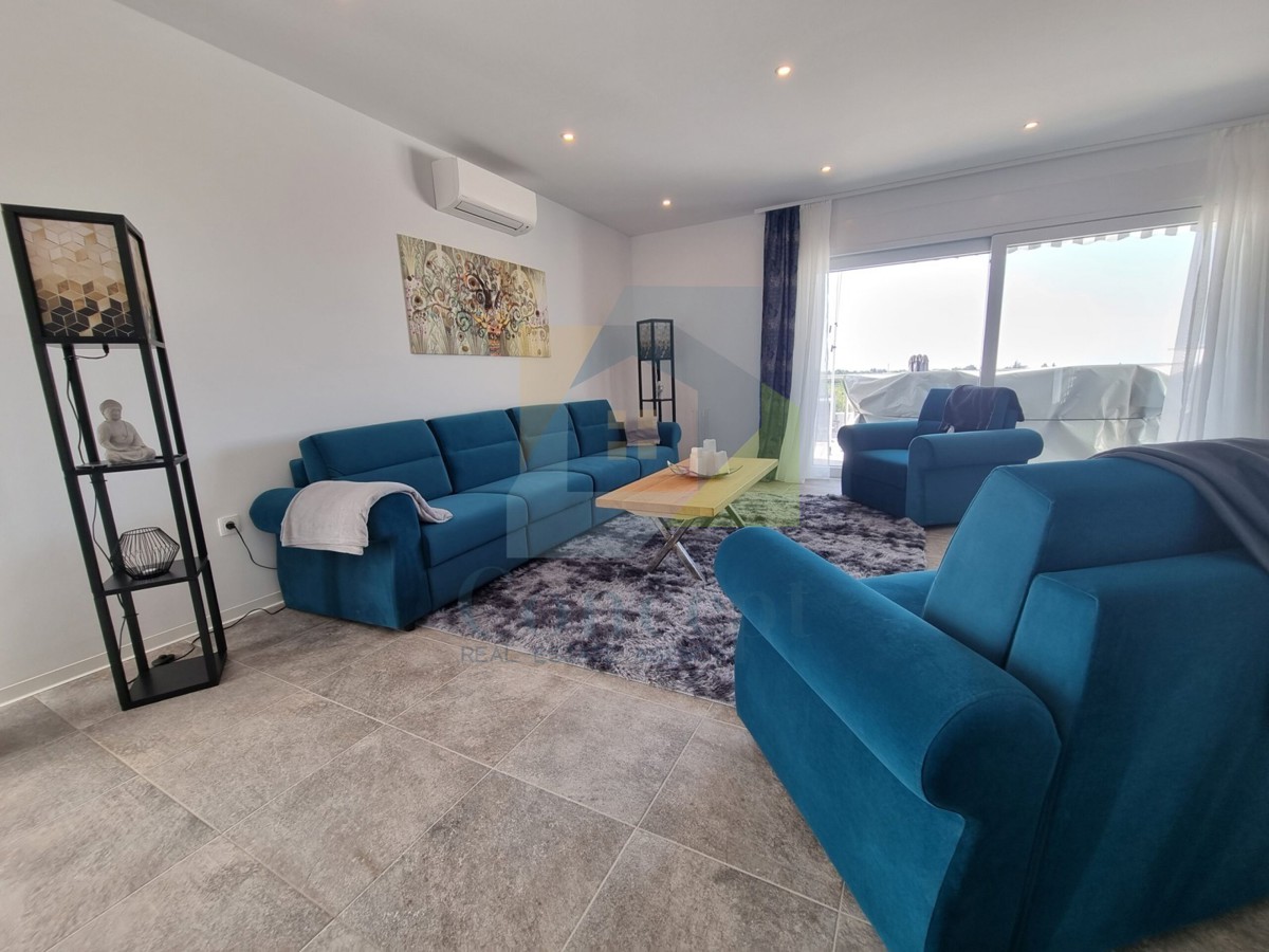 Rovinj, Kanfanar, Dve etažirane moderne, luksuzne hiše na odlični lokaciji, 8 km od morja