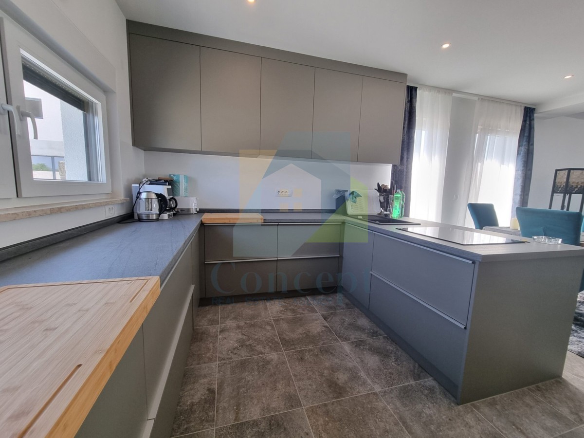 Rovinj, Kanfanar, Dve etažirane moderne, luksuzne hiše na odlični lokaciji, 8 km od morja