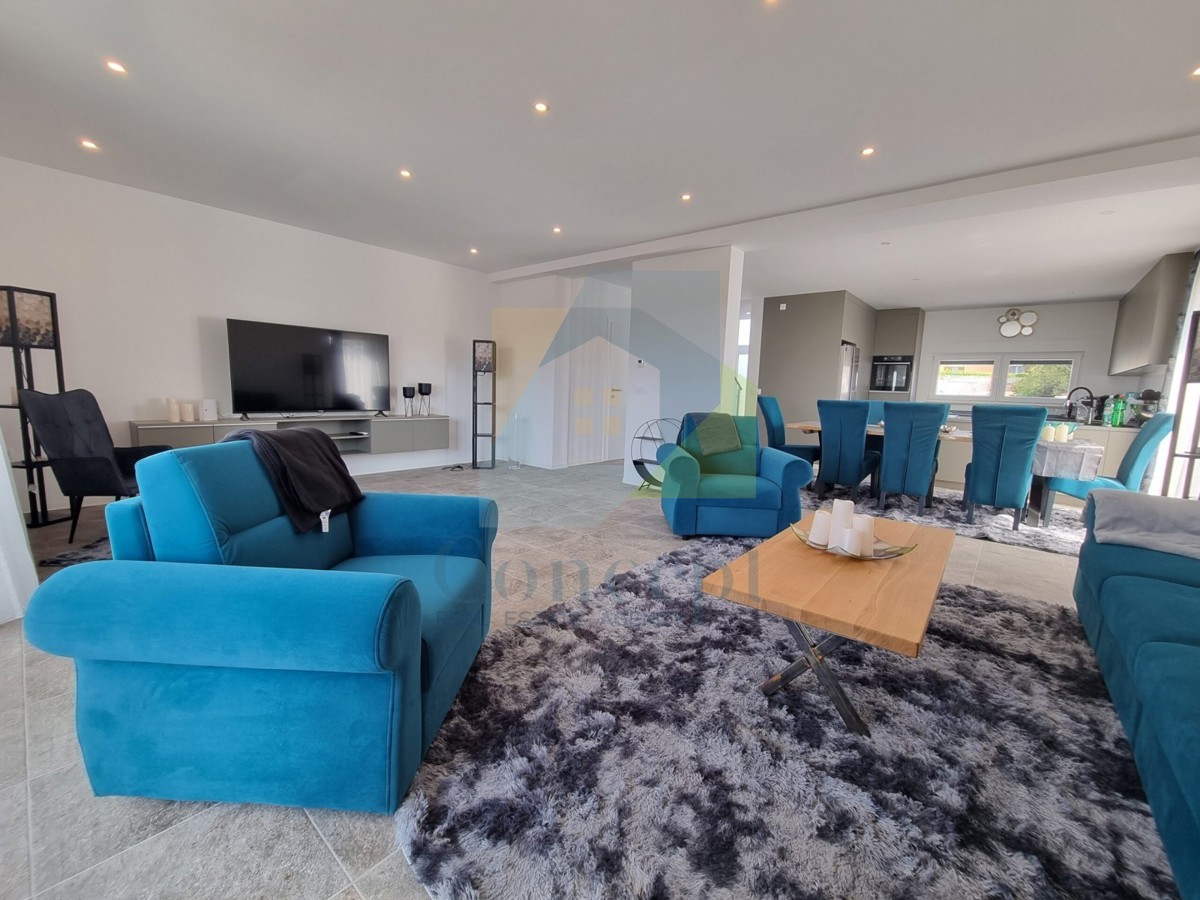 Rovinj, Kanfanar, Dve etažirane moderne, luksuzne hiše na odlični lokaciji, 8 km od morja