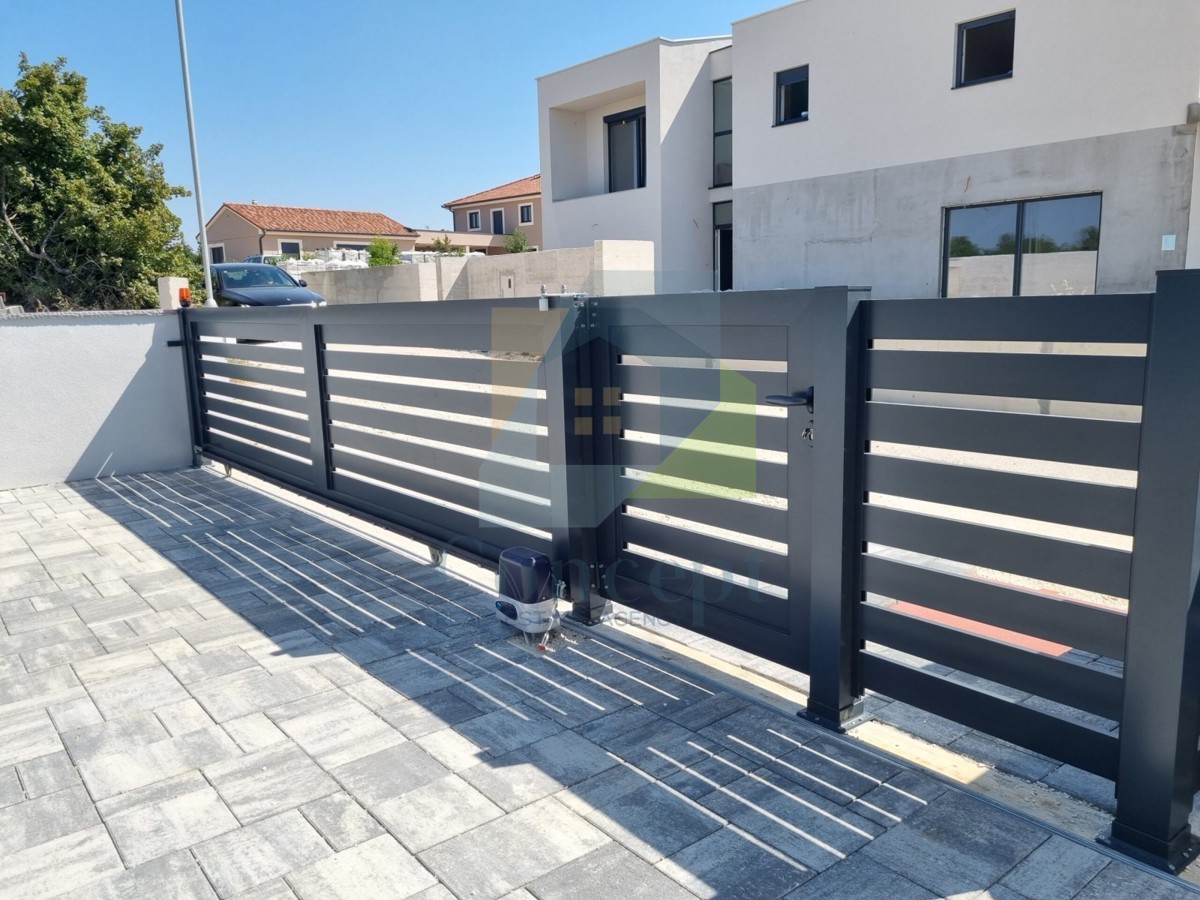 Rovinj, Kanfanar, Dve etažirane moderne, luksuzne hiše na odlični lokaciji, 8 km od morja