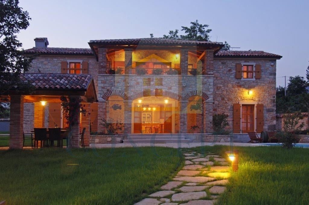 Poreč, okolica, Renovirana avtohtona kamnita hiša s bazenom, 14 km od morja