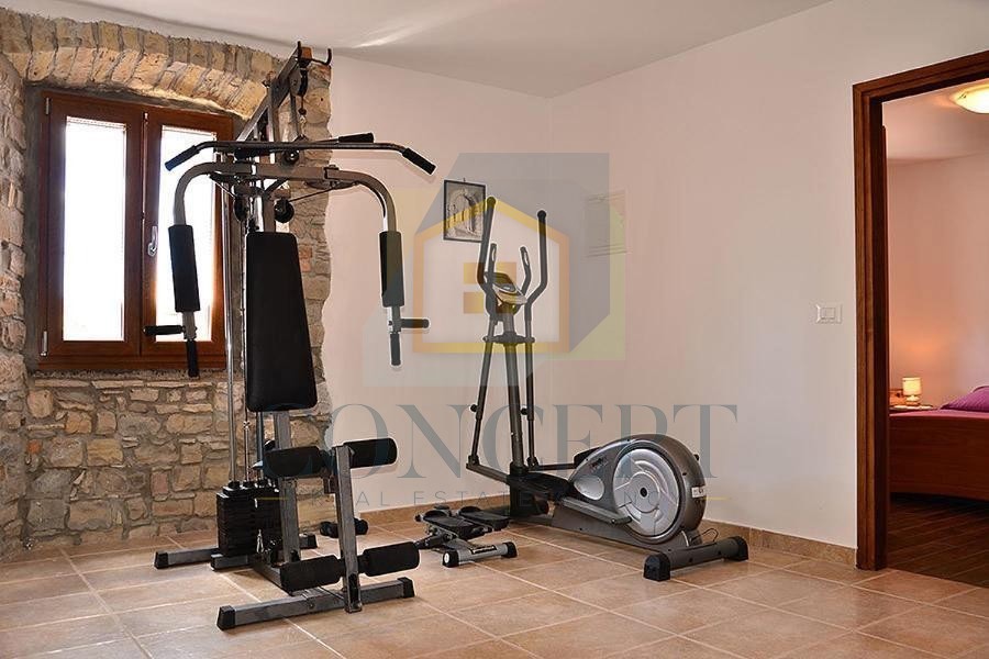 Motovun, okolica, prekrasta avtohtona vila s bazenom in čudovitim pogledom, 28 km od morja