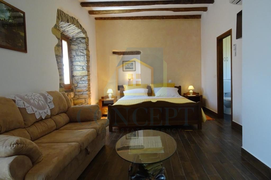 Motovun, okolica, prekrasta avtohtona vila s bazenom in čudovitim pogledom, 28 km od morja