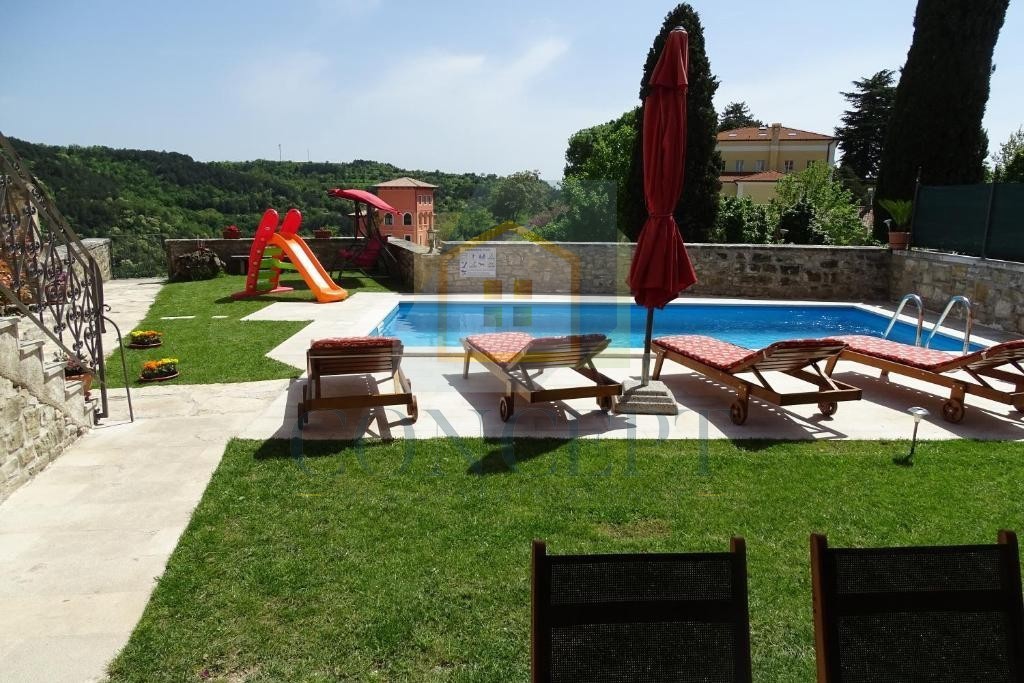 Motovun, okolica, prekrasta avtohtona vila s bazenom in čudovitim pogledom, 28 km od morja