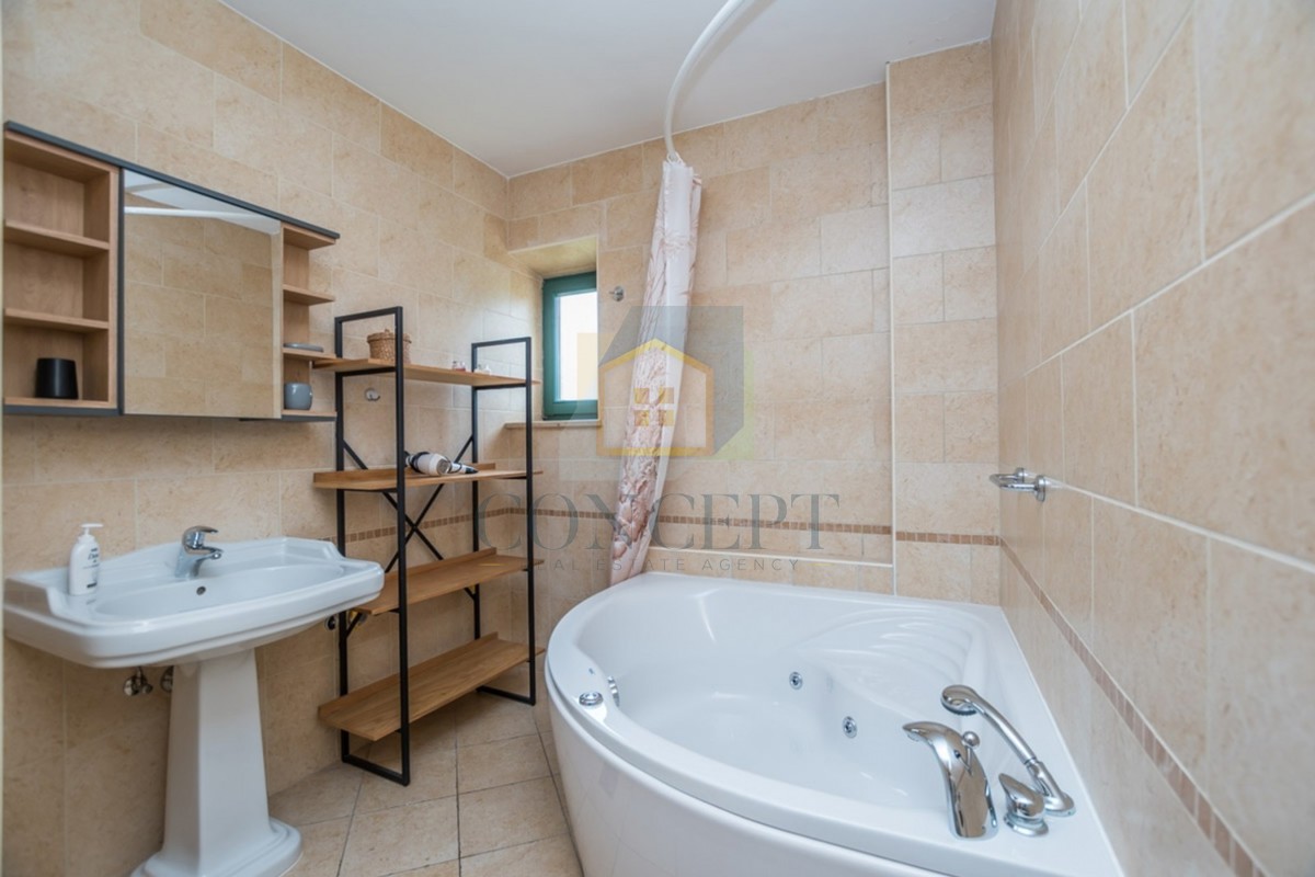 Poreč, okolica, Prekrasna kamena hiša z velikim vrtom in bazenom, 12 km od morja