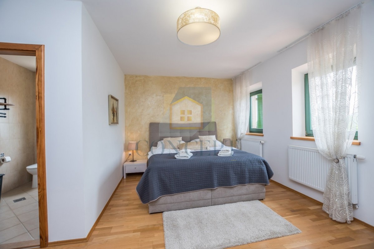 Poreč, okolica, Prekrasna kamena hiša z velikim vrtom in bazenom, 12 km od morja