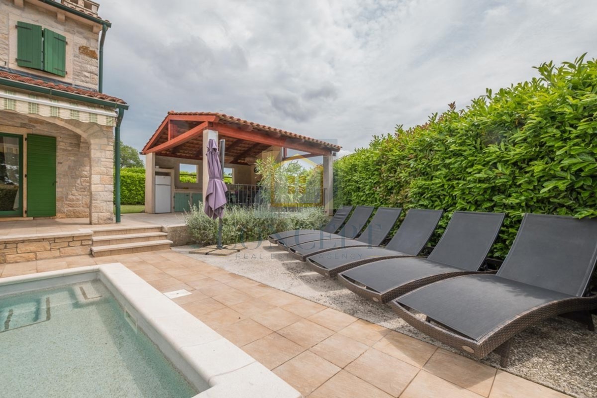 Poreč, okolica, Prekrasna kamena hiša z velikim vrtom in bazenom, 12 km od morja