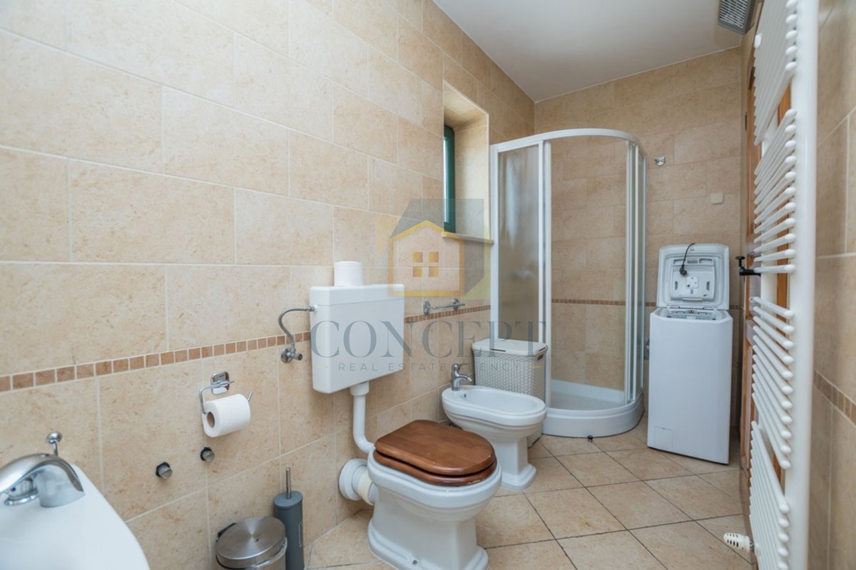 Poreč, okolica, Prekrasna kamena hiša z velikim vrtom in bazenom, 12 km od morja