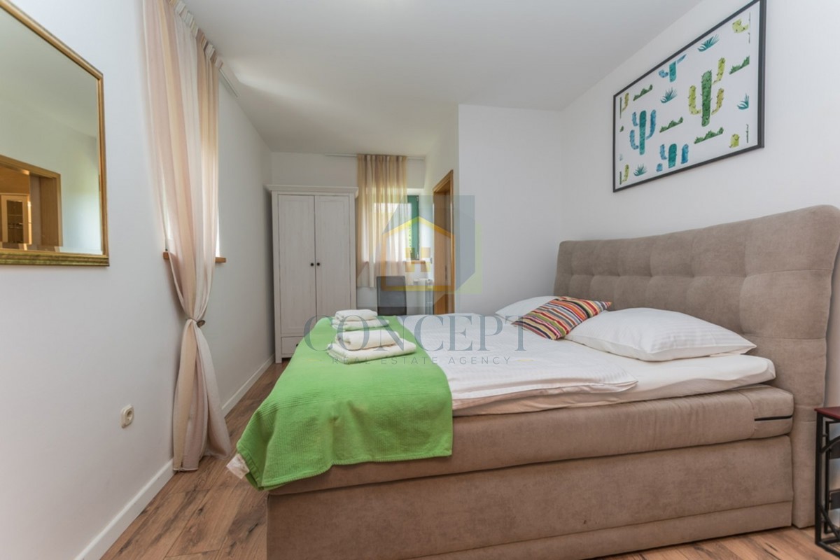 Poreč, okolica, Prekrasna kamena hiša z velikim vrtom in bazenom, 12 km od morja