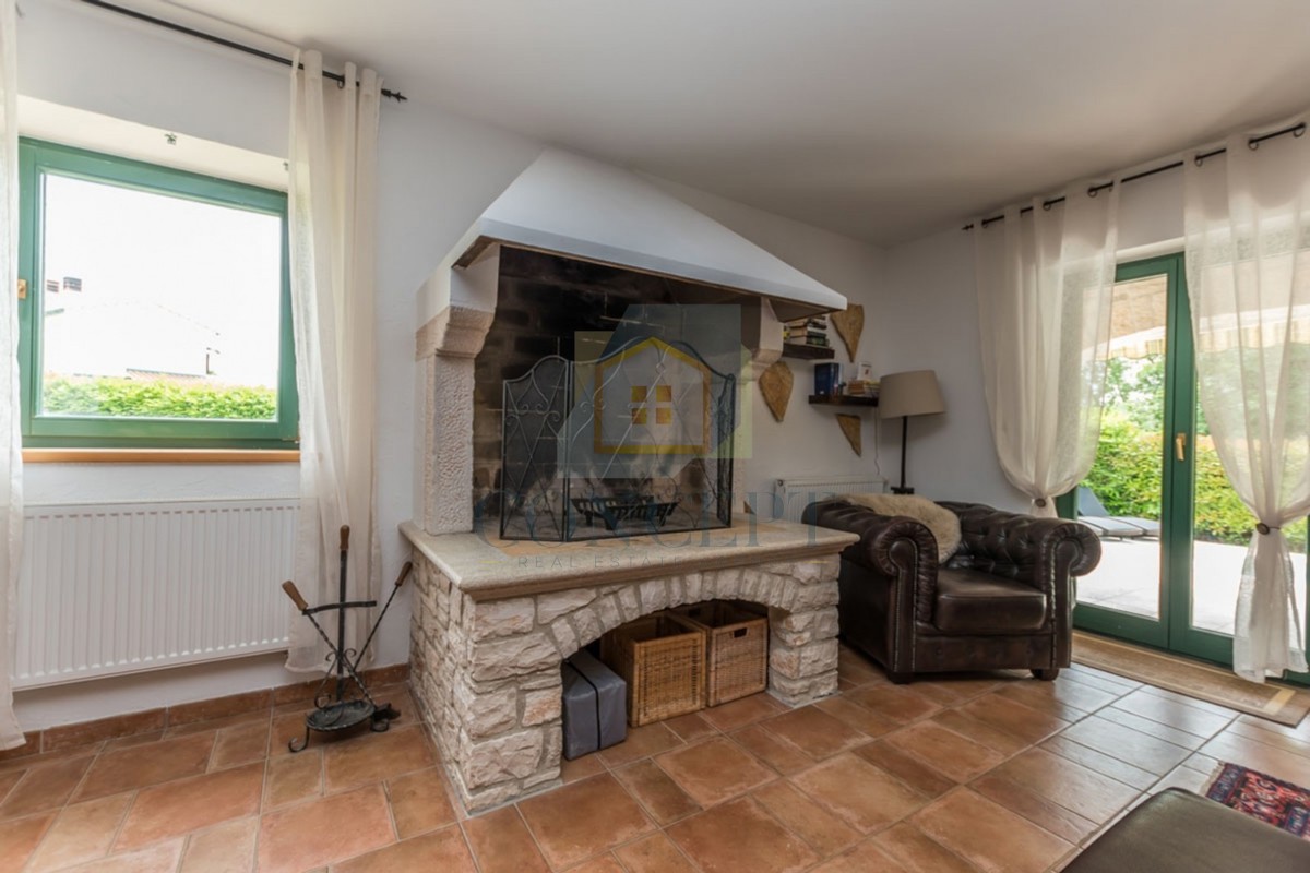 Poreč, okolica, Prekrasna kamena hiša z velikim vrtom in bazenom, 12 km od morja