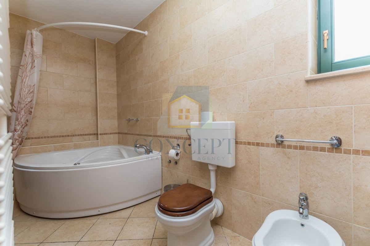 Poreč, okolica, Prekrasna kamena hiša z velikim vrtom in bazenom, 12 km od morja