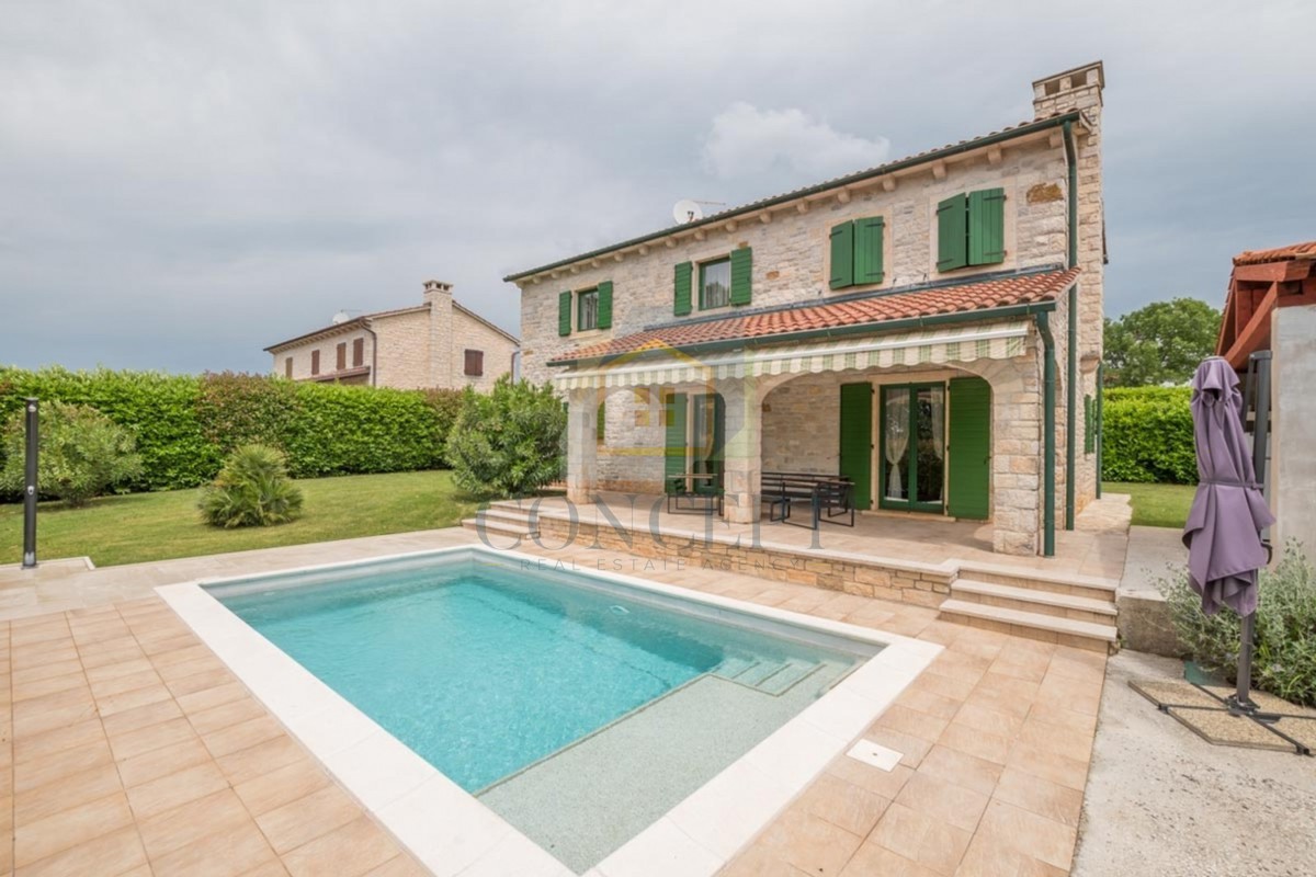 Poreč, okolica, Prekrasna kamena hiša z velikim vrtom in bazenom, 12 km od morja