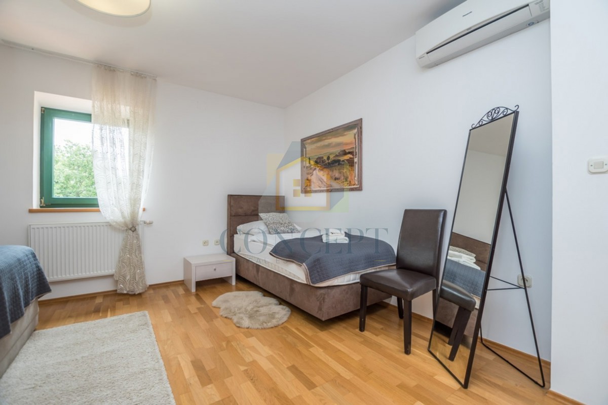 Poreč, okolica, Prekrasna kamena hiša z velikim vrtom in bazenom, 12 km od morja