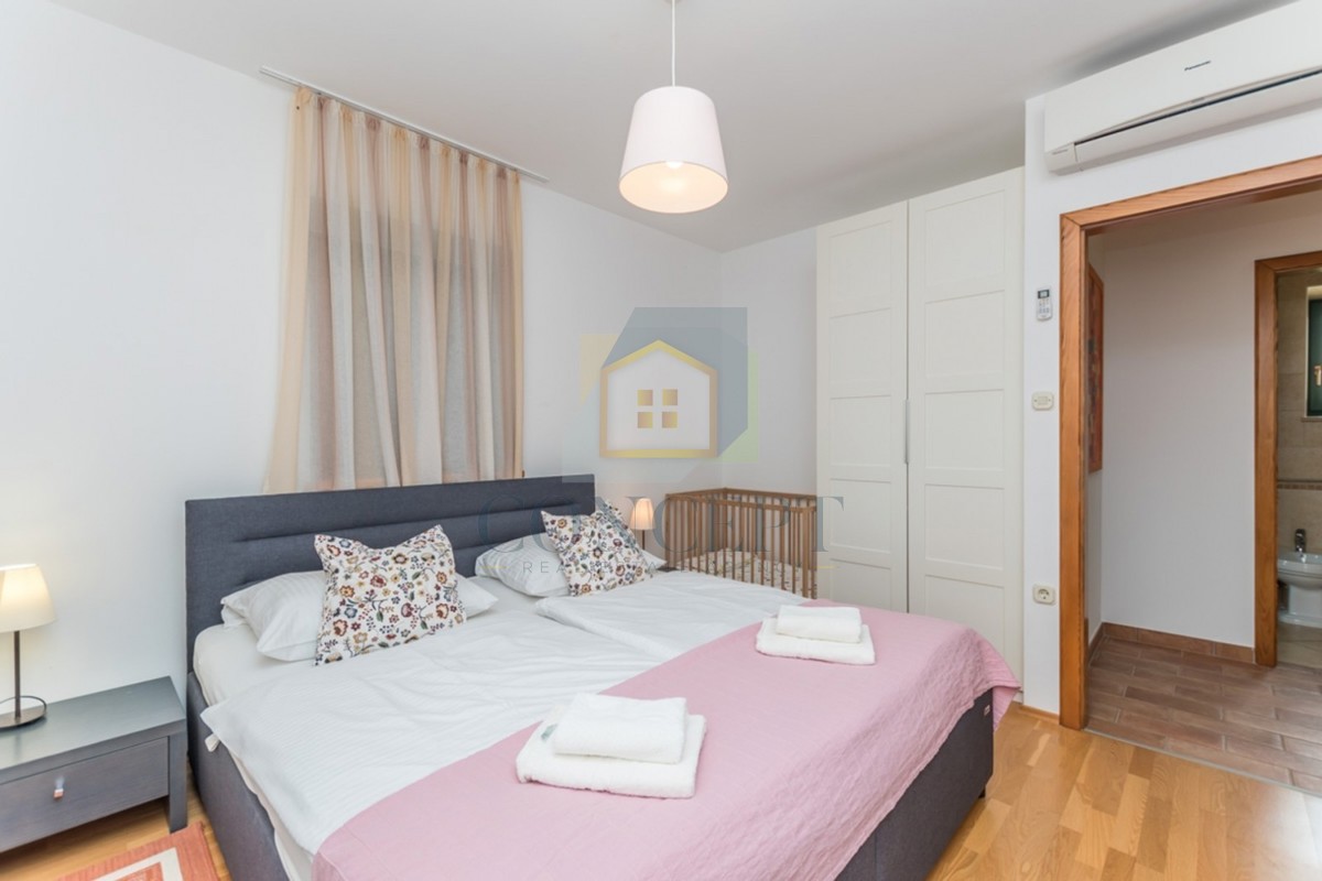 Poreč, okolica, Prekrasna kamena hiša z velikim vrtom in bazenom, 12 km od morja