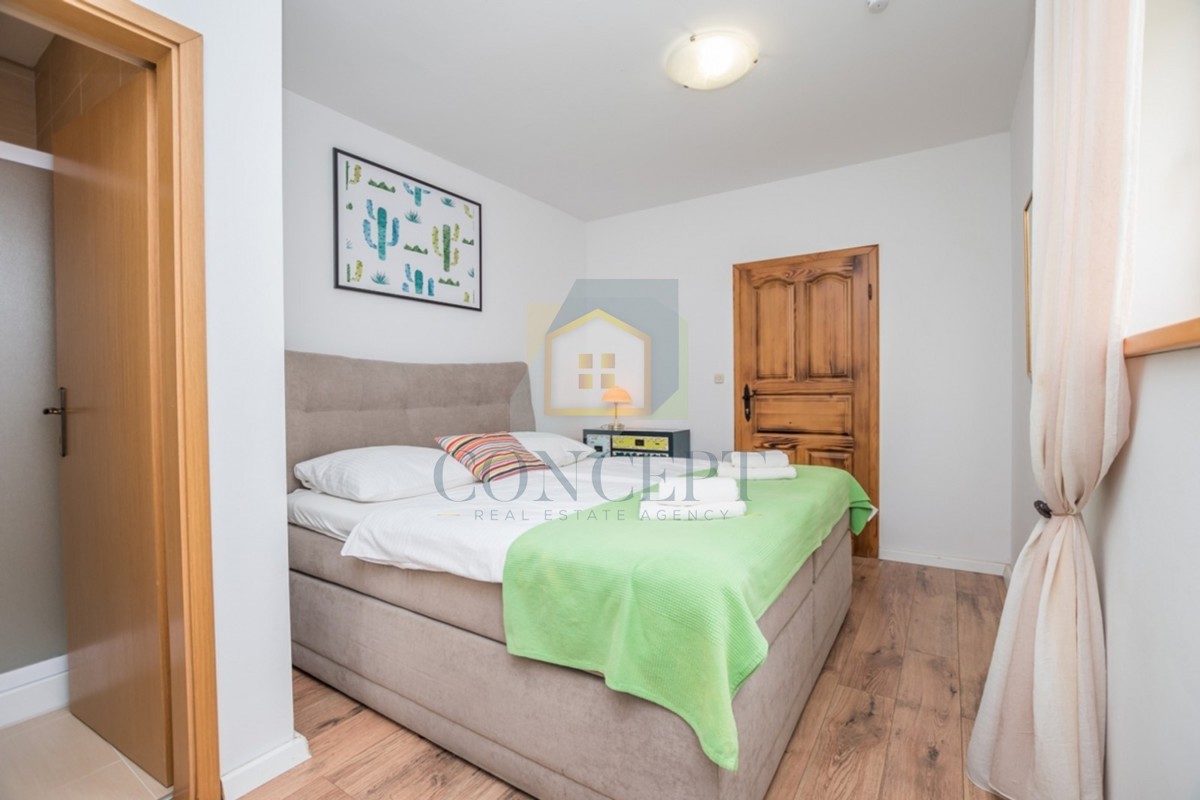 Poreč, okolica, Prekrasna kamena hiša z velikim vrtom in bazenom, 12 km od morja