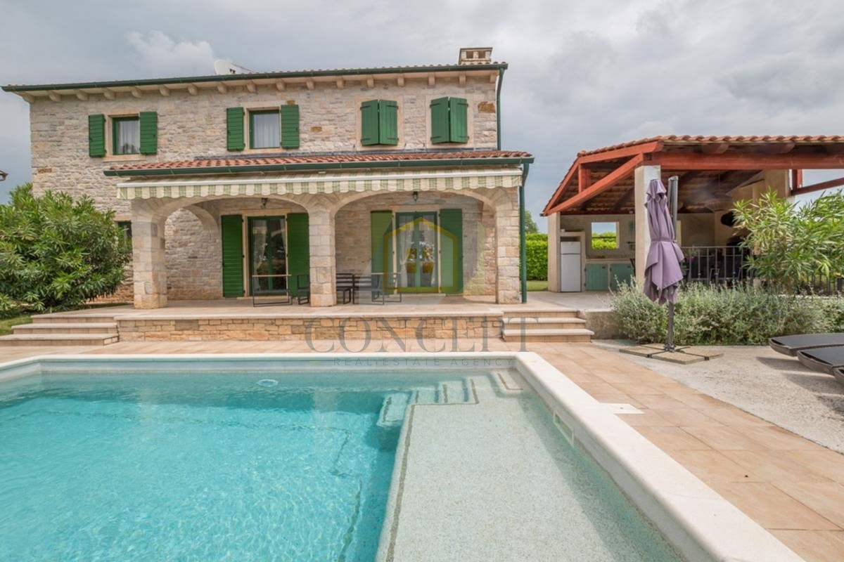 Poreč, okolica, Prekrasna kamena hiša z velikim vrtom in bazenom, 12 km od morja