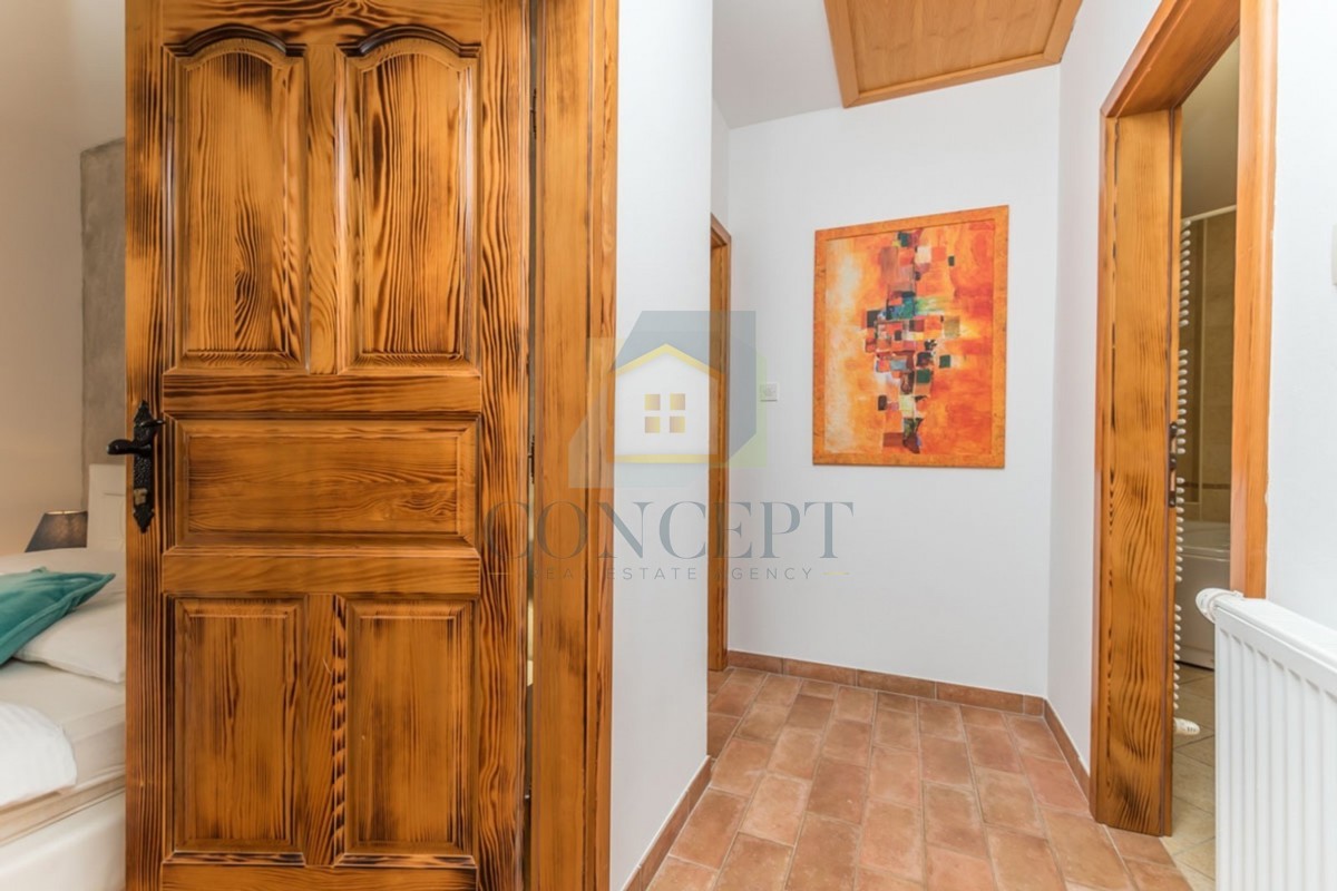 Poreč, okolica, Prekrasna kamena hiša z velikim vrtom in bazenom, 12 km od morja