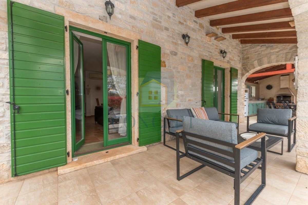 Poreč, okolica, Prekrasna kamena hiša z velikim vrtom in bazenom, 12 km od morja