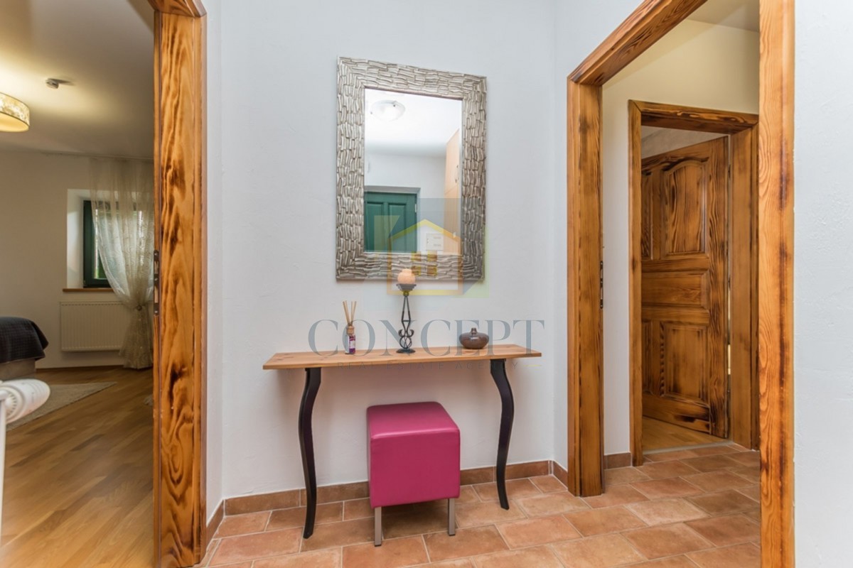 Poreč, okolica, Prekrasna kamena hiša z velikim vrtom in bazenom, 12 km od morja